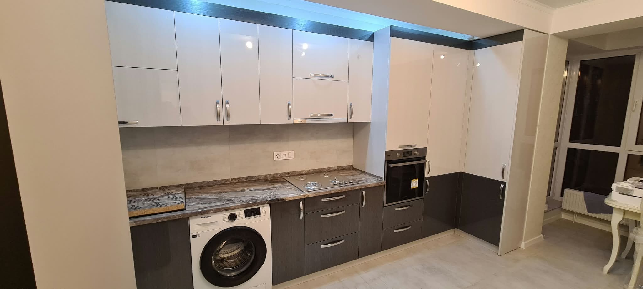 Bucătărie gri cu mașină de spălat