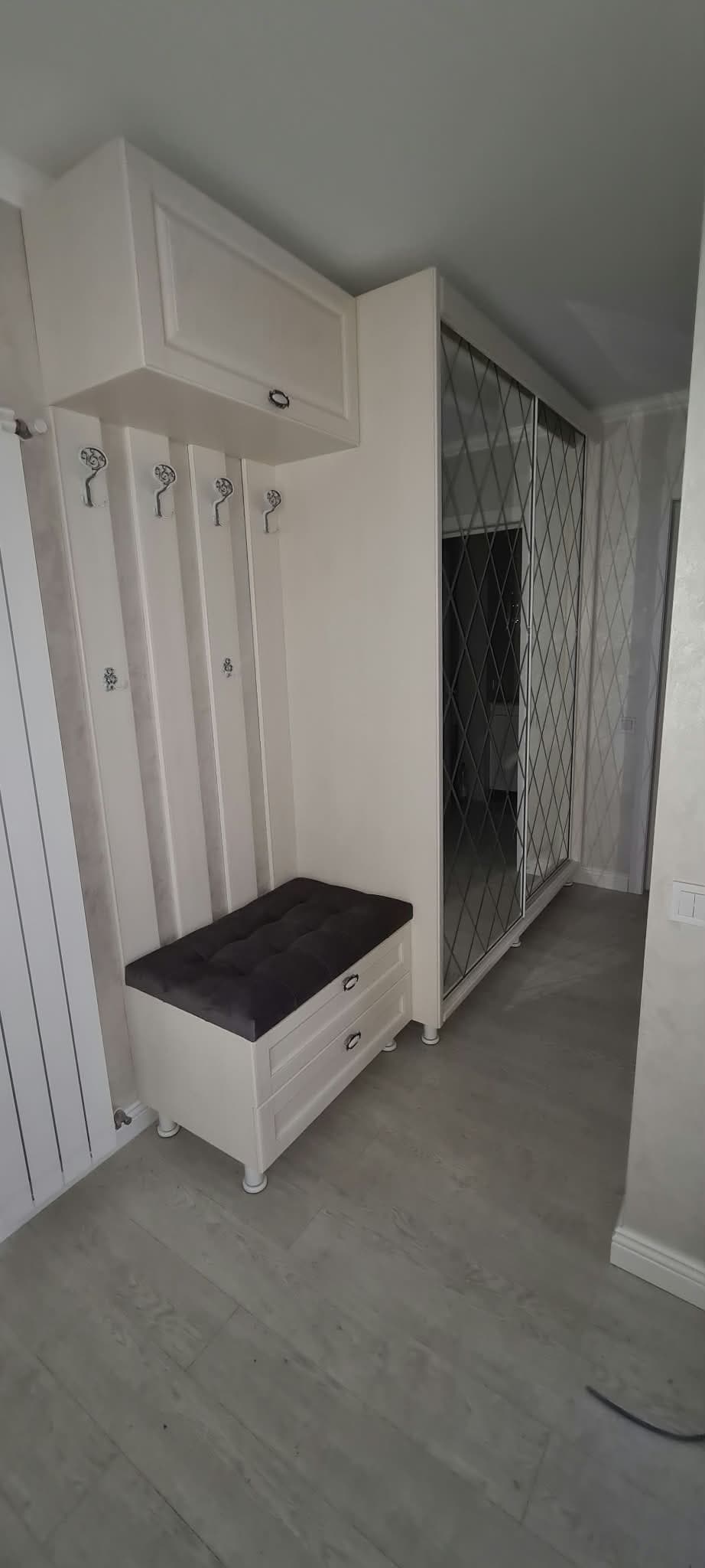 Hol cu banchetă albă