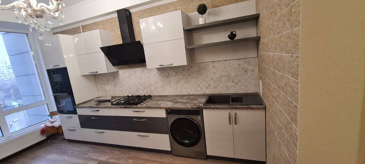Bucătărie cu polițe deschise lângă fereastră