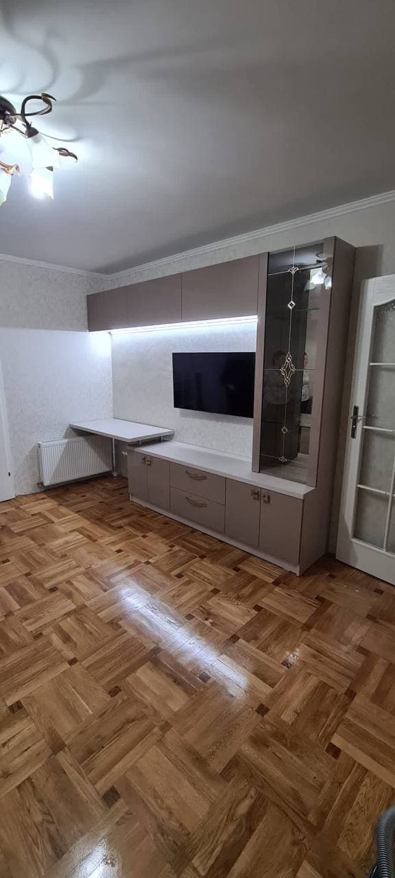 Perete de living cu televizor și vitrină