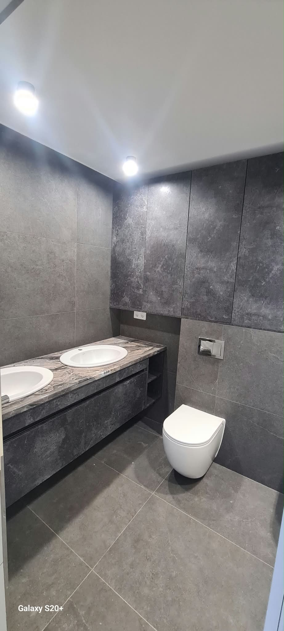 Baie gri cu două lavoare