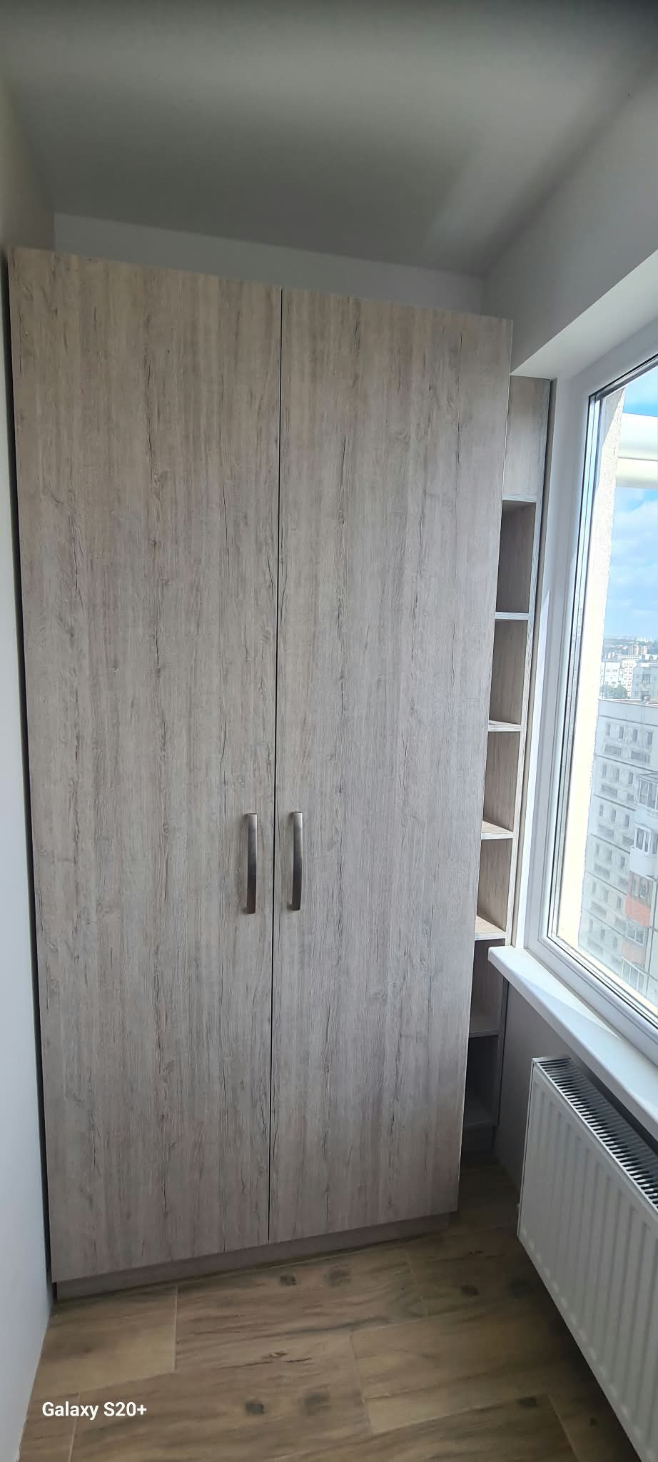 Dulap cu decor de lemn