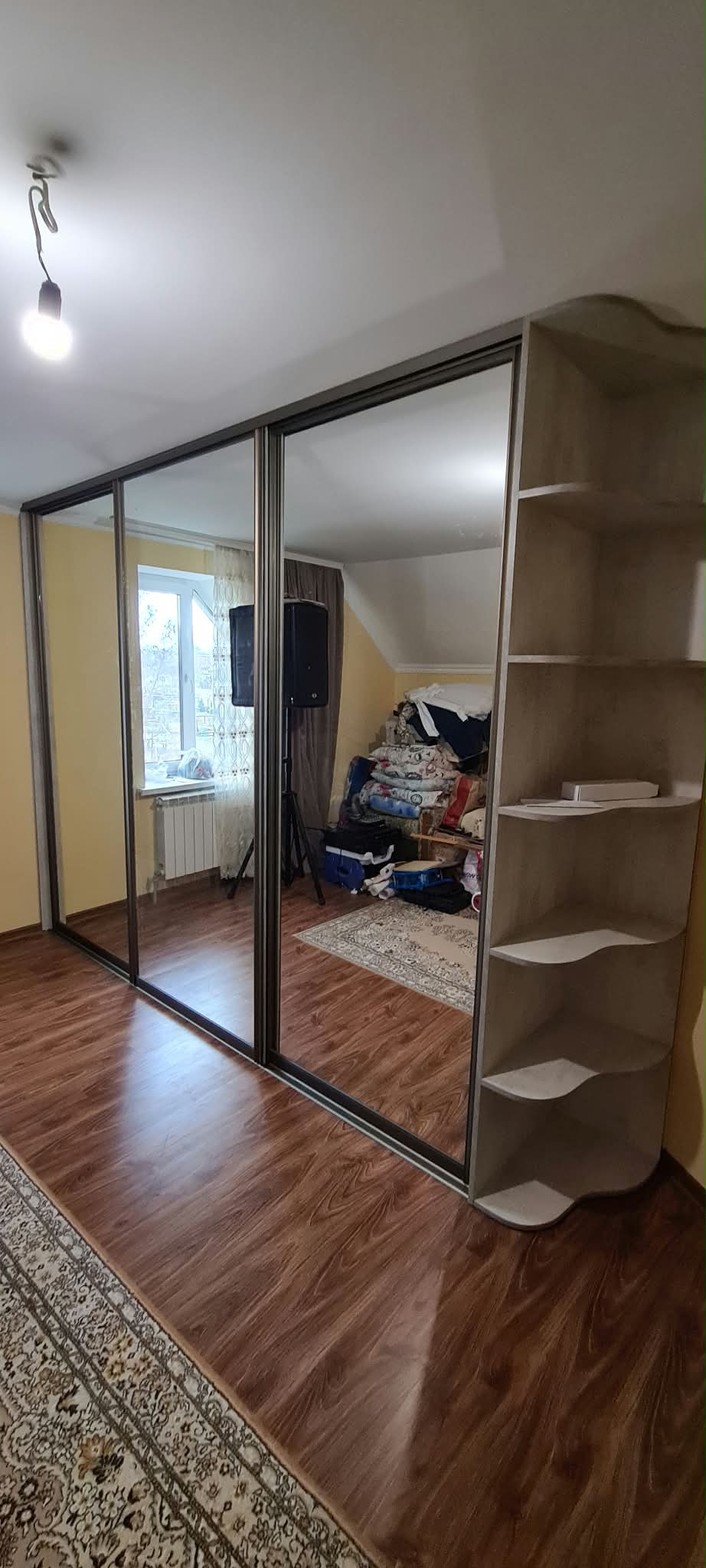 Dulap cu oglindă, în mansardă