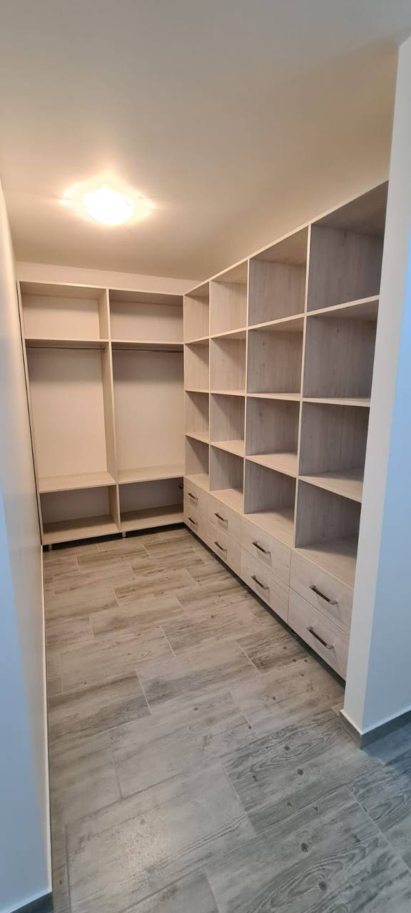 Dressing deschis pe doi pereți