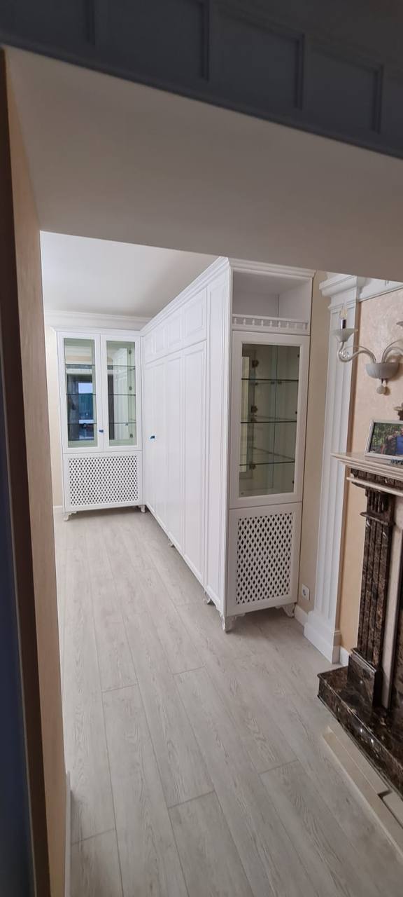 Perete alb de living cu vitrine